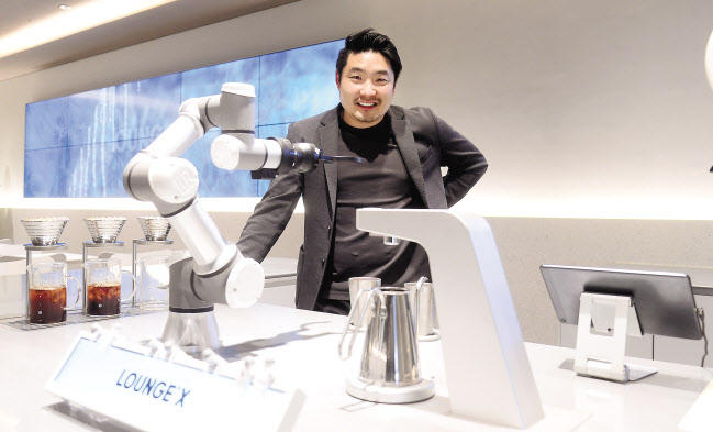 라운지랩 황성재 대표는 “일상생활에 기술을 기여하는 것을 만들어보고 싶다”는 생각으로 로봇 바리스타 ‘바리스’를 개발했다. 이상섭 기자