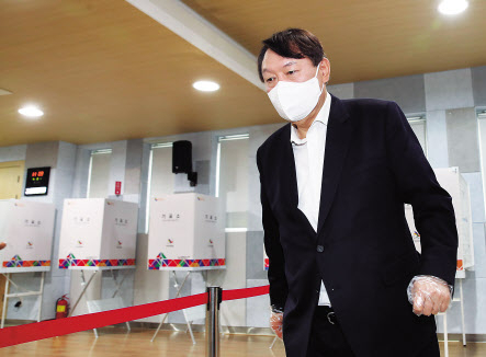윤석열 전 검찰총장이 4·7 서울시장 보궐선거 사전투표 첫날인 지난 2일 서울 서대문구 남가좌1동 주민센터에 마련된 사전투표소에서 투표를 마친 뒤 떠나고 있다. [연합]