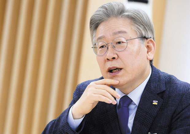 이재명 경기도지사가 지난달 15일 경기도청에서 헤럴드경제와 인터뷰를 진행하고 있다. 이상섭 기자