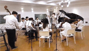 린덴바움 페스티벌 오케스트라는 4분 30초 짜리 코로나 백신 음악을 발표했다. 코로나19 단백질의 아미노산 서열과 구조를 음계로 전환, 4분의 4박자로 이뤄진 마단조의 곡으로 태어났다. 오케스트라는 이 곡이 향후 바이러스 위협 완화에도 도움이 되리란 입장을 밝혔다. [린덴바움 페스티벌 오케스트라 제공]