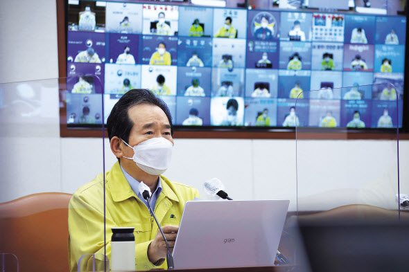 정세균 국무총리가 8일 정부서울청사에서 코로나19 대응 중대본 회의를 주재하고 있다. 4·7 재보궐 선거에서 여당이 참패함에 따라 민심수습과 국정쇄신을 위한 대규모 개각이 예상되는 가운데 정 총리도 이르면 다음주 사임할 것으로 관측된다. [연합