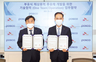 이형원(오른쪽) SK건설 에코에너지부문장과 주세돈 포스코 철강솔루션연구소장이 협약체결을 하고 있는 모습. [SK건설 제공]