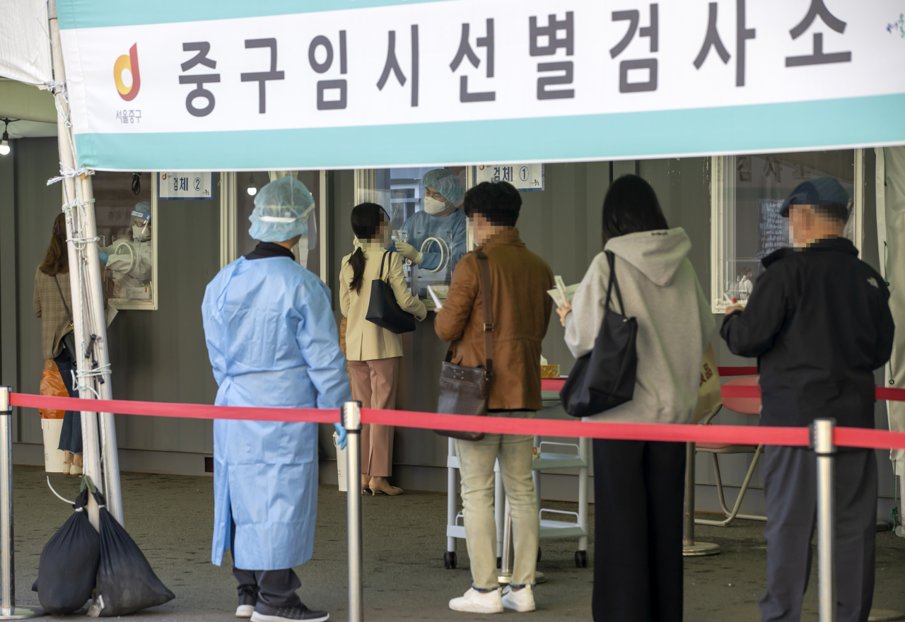 국내 신종 코로나바이러스 감염증(코로나19) 신규 확진자 수가 다시 700명 선까지 급증한 지난 8일 오전 서울역 코로나19 임시선별검사소에 시민들이 검사를 받고 있다. [사진=연합]