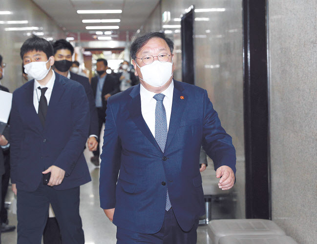 더불어민주당 김태년 당대표 직무대행이 8일 오전 서울 여의도 국회에서 당대표실로 이동하고 있다. 이상섭 기자