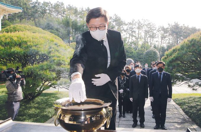 신임 오세훈 서울시장이 8일 서울 국립현충원을 찾아 참배하고 있다(위쪽 사진). 박형준 부산시장 당선인이 같은 날 부산 동래구 충렬사를 참배하고 있다. [국회사진기자단]