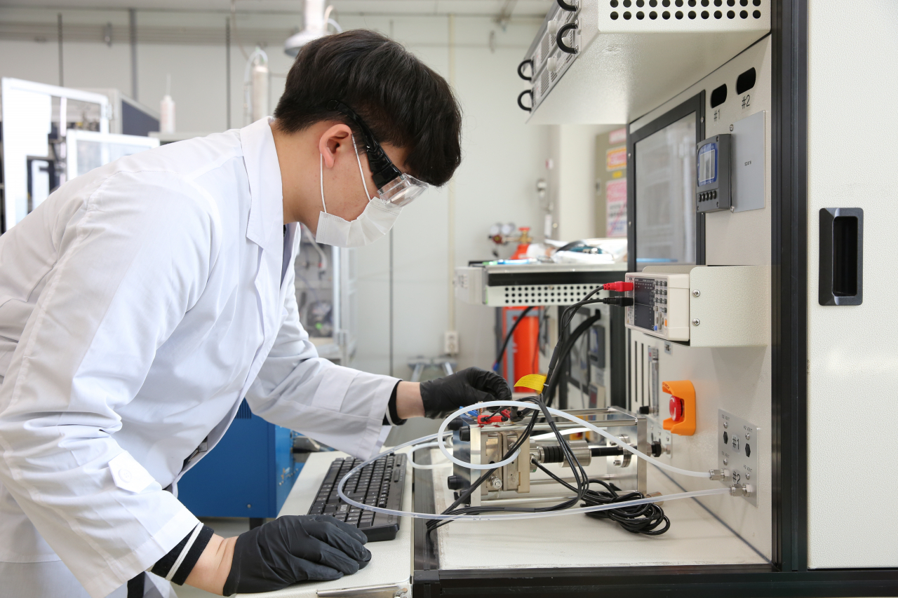 에너지기술연구원 연구진이 개발한 수전해 셀 성능평가를 수행하고 있다. [한국에너지기술연구원 제공]