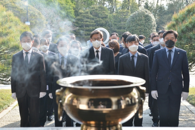 박형준 부산시장(가운데)이 8일 오전 충렬사를 찾아 참배하고 있다. [부산시 제공]