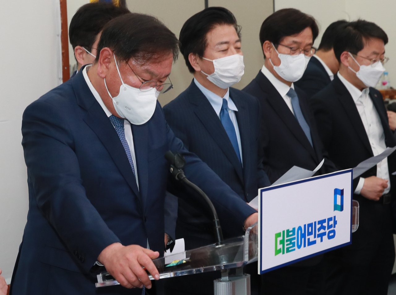 김태년 더불어민주당 대표 직무대행이 8일 국회에서 4·7 재보궐선거 참패에 대한 책임을 지고 최고위원 등 지도부의 총사퇴 입장을 밝히기 전 굳은 표정을 짓고 있다. 이상섭 기자