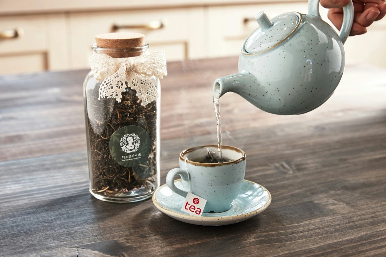After hand-picking all the Artemisia annua, the wormwood is slightly roasted for her loose leaf tea and the fermented tea is aged for a full month, Choi said, adding that the loose leaf tea smells like mint and the fermented tea has a nutty flavor. (Photo credit: Yakcho-Anak)