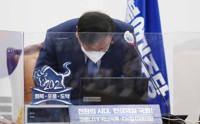 김태년 더불어민주당 당대표 직무대행이 8일 국회에서 열린 화상 의원총회에서 발언을 마치고 고개 숙여인사하고 있다. 이상섭 기자