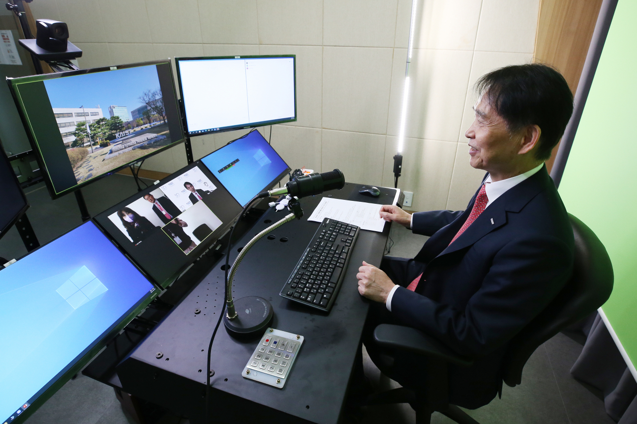 이광형 KAIST 총장이 온라인 기자간담회에서 미래 비전에 대한 발표를 하고 있다.[KAIST 제공]