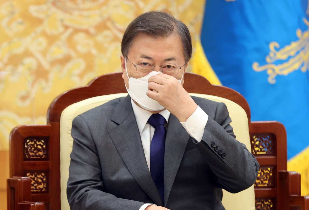 문재인 대통령이 지난 8일 오후 청와대 접견실에서 프라보워 수비안토 인도네시아 국방장관을 접견하고 있다. [연합]