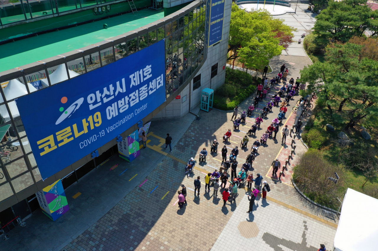만 75세 이상 코로나19 백신접종이 시작된 8일 안산도시공사 올림픽기념관 체육관에 마련된 안산시 제1호 코로나19 예방접종센터에서 접종대상 시민들이 백신을 맞기 위해 순서를 기다리고 있다.[안산도시공사 제공]