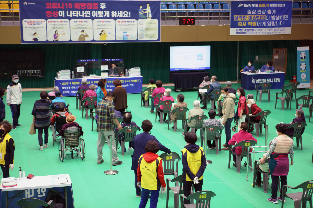 8일 안산도시공사 올림픽기념관 체육관에 접종을 완료한 시민들이 이상반응 관찰을 위해 대기하고 있다.[안산도시공사 제공]