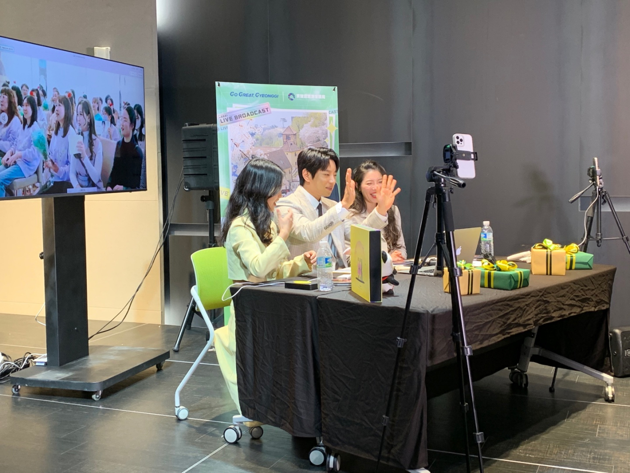 B2C 토크쇼(좌측 황팡지에, 가수 황치열, 우 리티엔잉)[경기관광공사 제공]