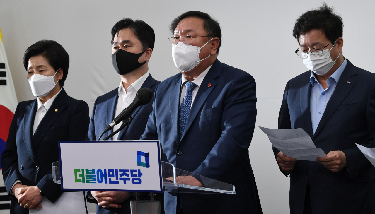 김태년 더불어민주당 대표 직무대행이 8일 국회에서 4·7 재보궐선거 참패에 대한 책임을 지고 최고위원 등 지도부의 총사퇴 입장을 밝히고 있다. [연합]