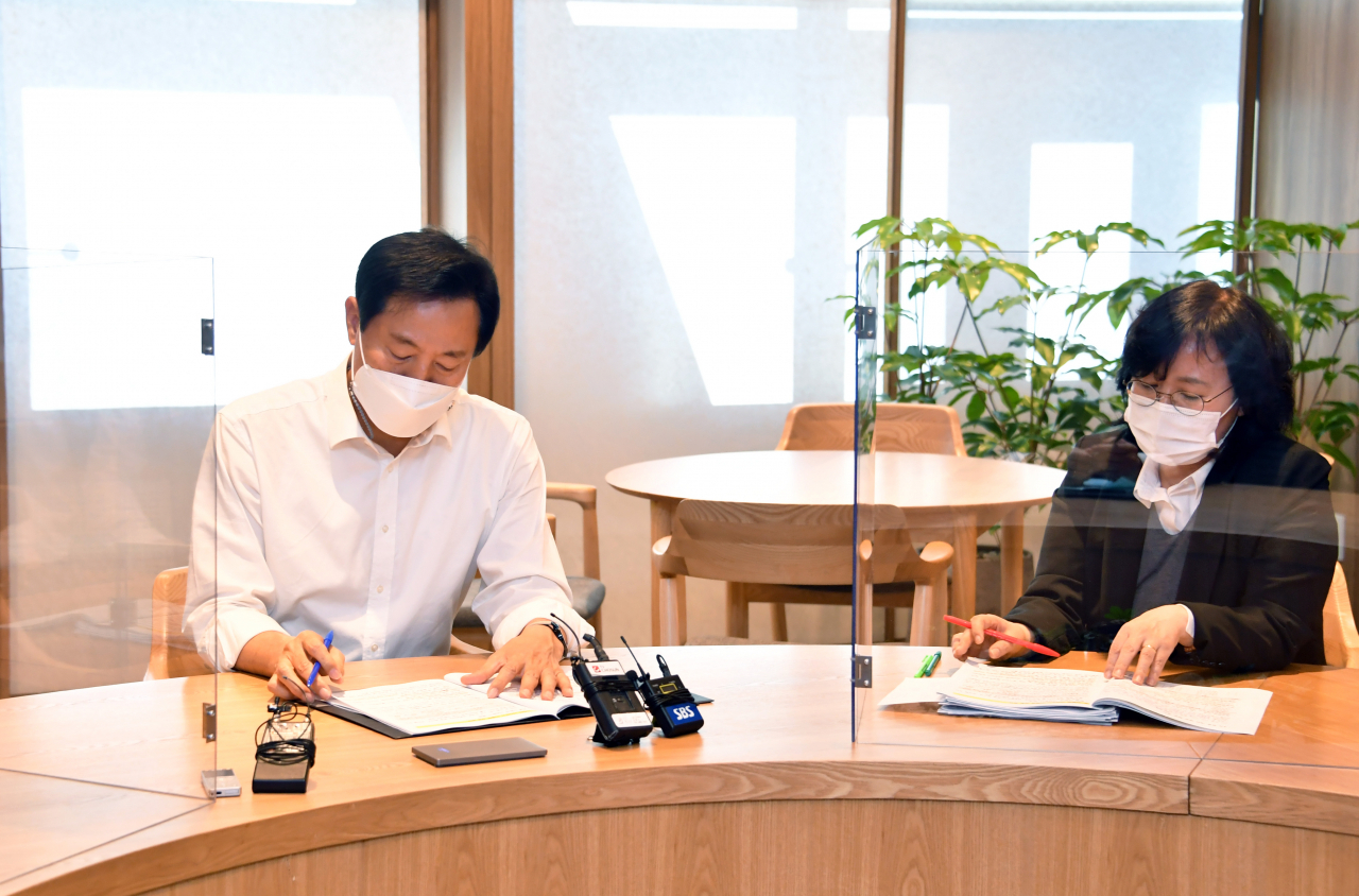 오세훈 서울시장이 8일 서울시청으로 출근해 코로나 19 현안 보고를 받고 있다. [연합]