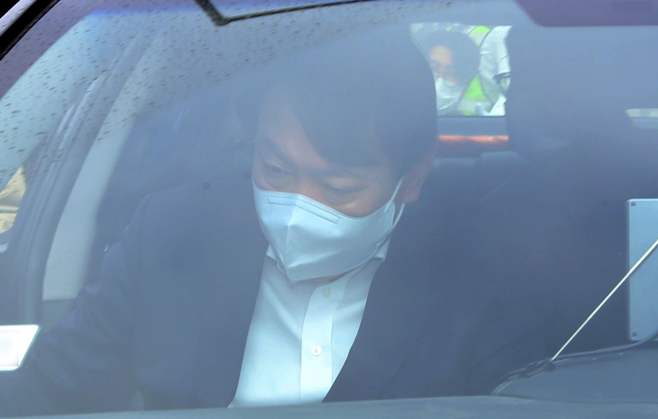 윤석열 전 검찰총장이 4·7 서울시장 보궐선거 사전투표 첫날인 지난 2일 서울 서대문구 남가좌1동 주민센터에 마련된 사전투표소에서 투표를 한 뒤 차를 타고 이동하고 있다. [연합]