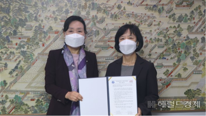 김은숙(왼쪽) 국립서울농학교장과 배현숙 서울역사박물관장이 8일 양해각서를 들어보이고 있다.