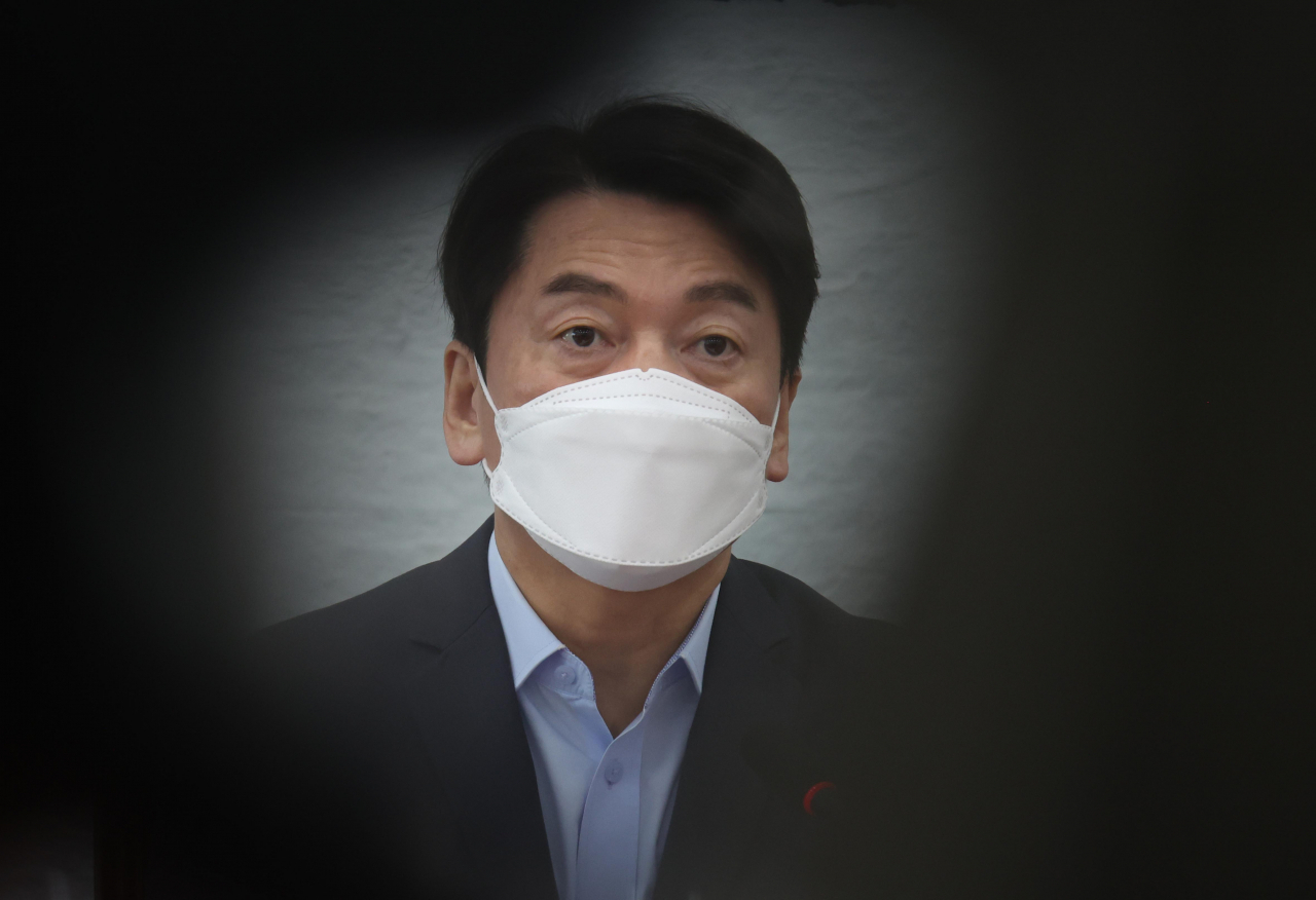 안철수 국민의당 대표가 지난 8일 오전 서울 여의도 국회에서 열린 최고위원회의에서 발언하고 있다. [연합]