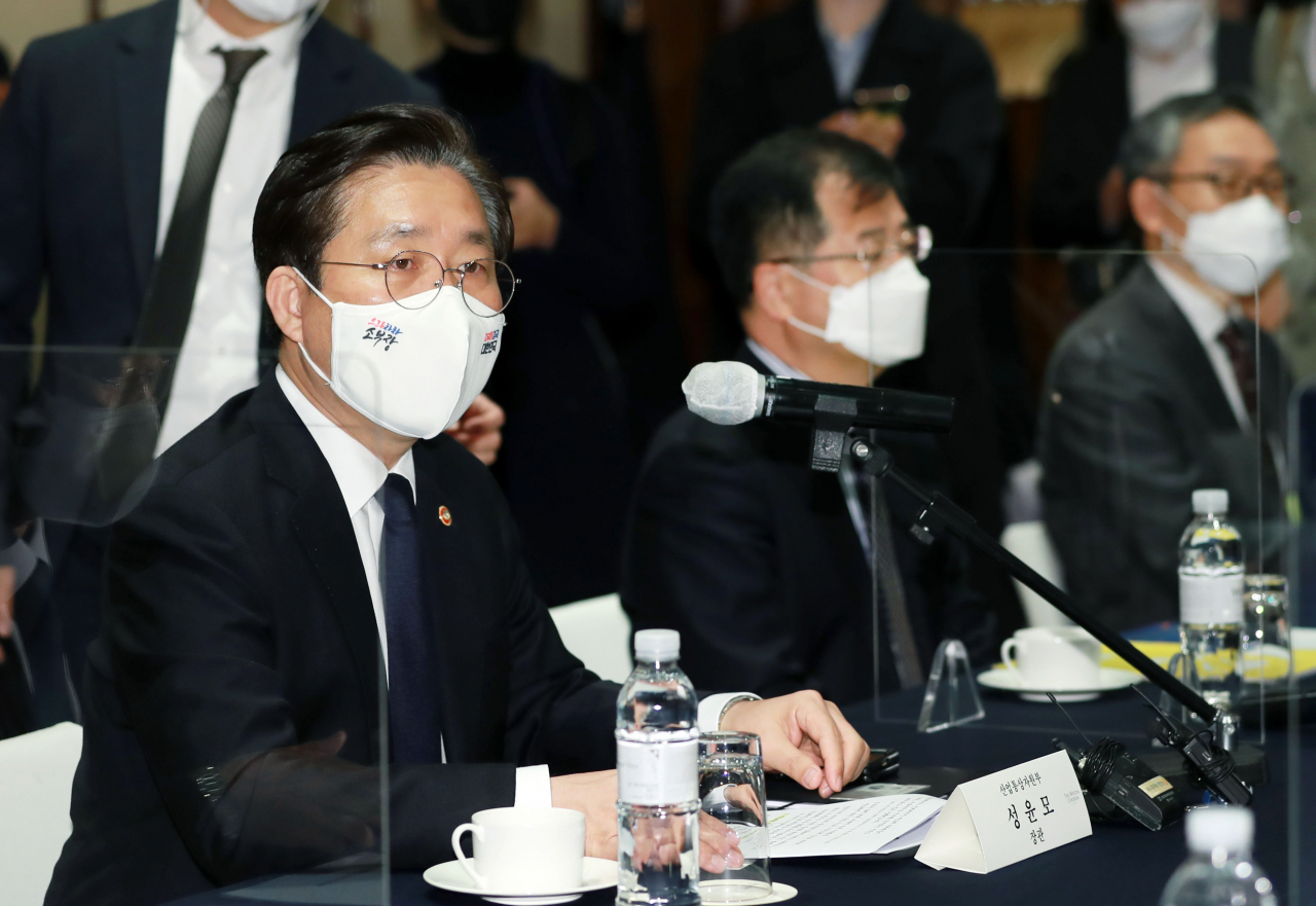 성윤모(왼쪽 첫번째) 산업통상자원부 장관이 9일 오전 서울 웨스틴조선호텔에서 열린 반도체산업협회 회장단 간담회에서 모두발언을 하고 있다. 이날 간담회는 전 세계적인 반도체 공급 부족 현상과 주요국의 반도체 산업 육성 정책 등 업계의 주요 동향을 공유하고 우리 반도체 산업의 향후 대응 방안을 논의하기 위해 마련됐다. [산업통상자원부 제공]