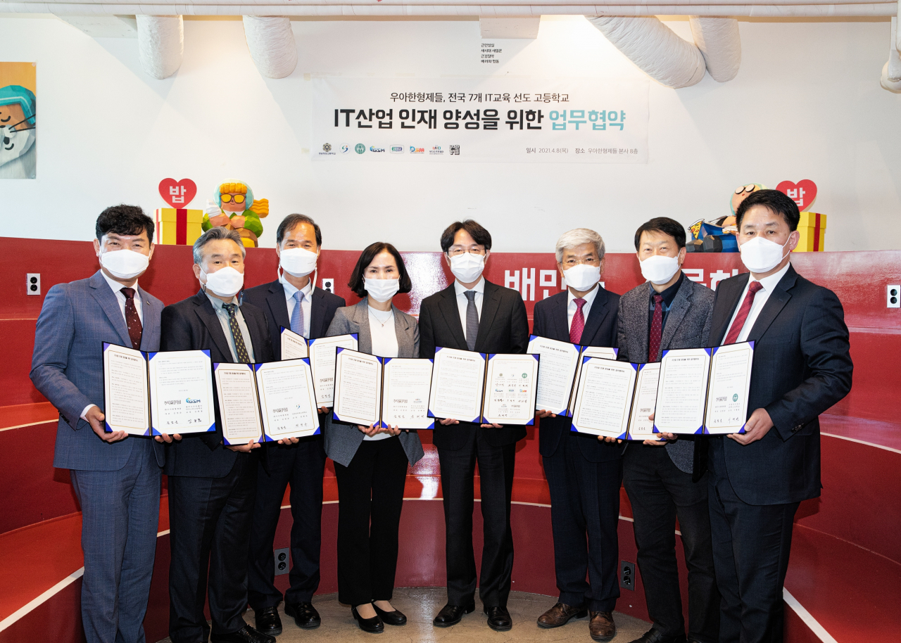8일 서울 송파구 우아한형제들 본사에서 김범준 우아한형제들 대표(왼쪽 다섯번째)와 국내 7개 고등학교 학교장이 ‘IT 산업 인재 양성을 위한 업무협약’을 체결하고 기념 촬영을 하고 있다. [우아한형제들]
