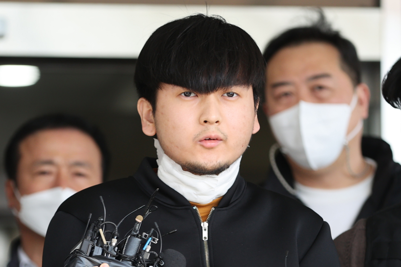 서울 노원구의 한 아파트에서 ‘세 모녀’를 살해한 혐의를 받는 김태현이 9일 오전 검찰로 송치되기 위해 서울 도봉경찰서에서 나오고 있다. 그는 경찰서를 빠져나오다 취재진 요청에 따라 마스크를 벗기도 했다. [연합]