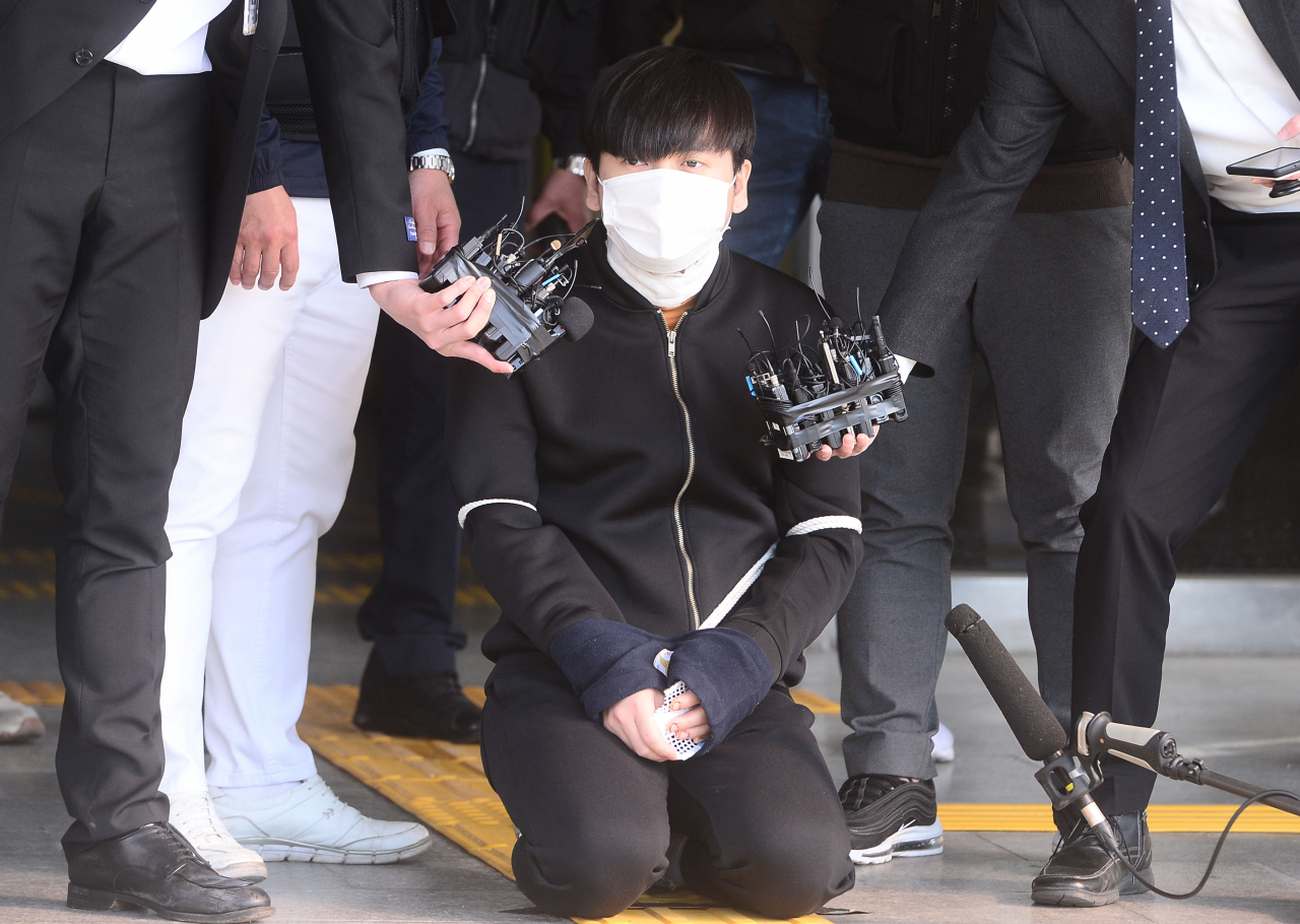 ‘노원구 세 모녀 살인 사건’ 피의자 김태현이 9일 오전 검찰 송치를 위해 서울 도봉경찰서를 나서기 전 취재진 앞에서 무릎을 꿇고 있다. 이상섭 기자