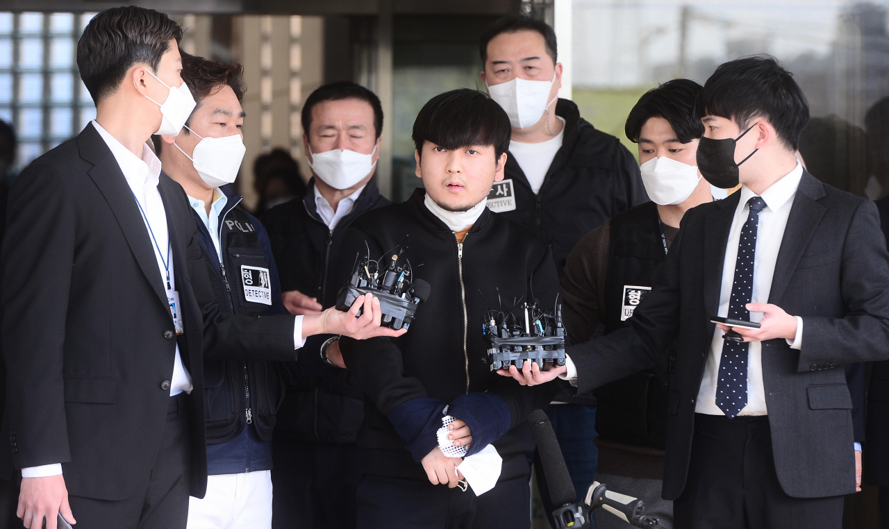 ‘노원구 세 모녀 살인 사건’ 피의자 김태현이 9일 오전 검찰 송치를 위해 서울 도봉경찰서를 나서기 전 마스크를 벗고 취재진에게 자신의 민얼굴을 보여주고 있다. 이상섭 기자