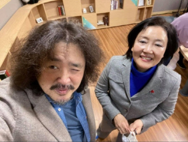 박영선 더불어민주당 서울시장 후보가 지난 2일 TBS교통방송 라디오 '김어준의 뉴스공장'에 출연한 뒤 진행자 김어준과 촬영한 사진을 페이스북에 올렸다. [박영선 페이스북 캡처]