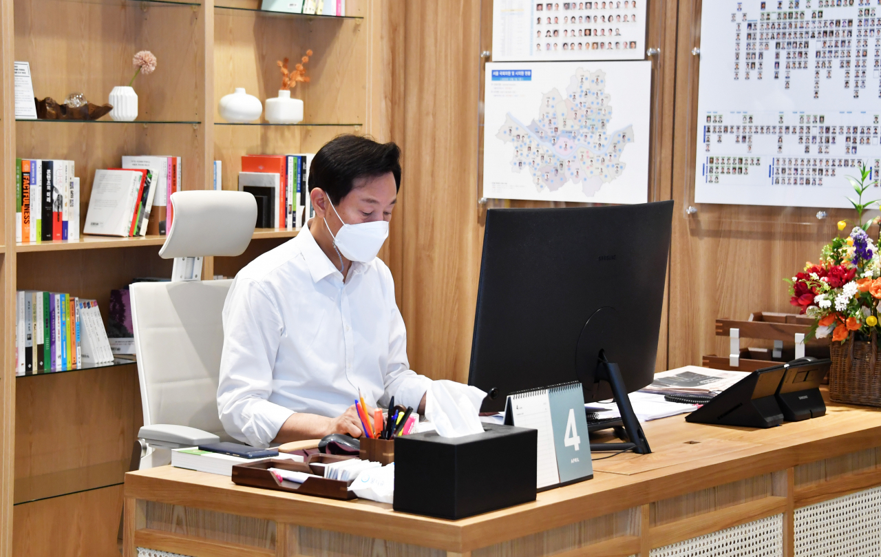 오세훈 서울시장이 지난 8일 서울시청으로 출근해 업무를 보고 있다. [서울시 제공]