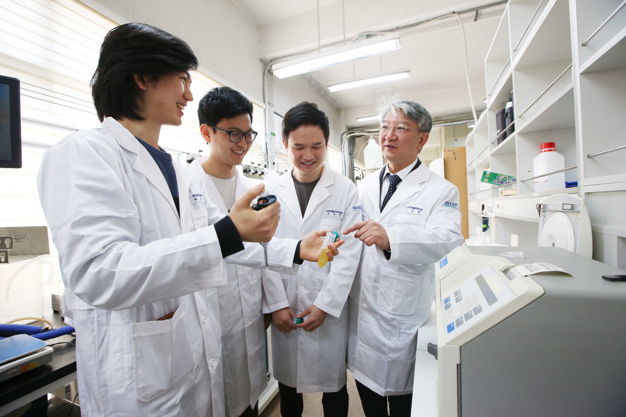 이상엽(오른쪽 끝) KAIST 생명화공과 특훈교수 연구팀.[KAIST 제공]