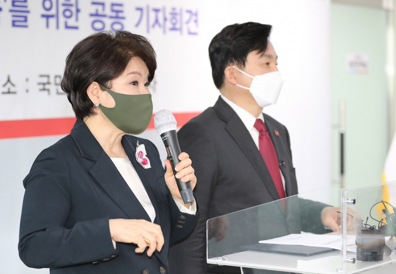 조은희 서울 서초구청장(왼쪽)과 원희룡 제주특별자치도지사가 지난 5일 정부의 불공정 공시가격 정상화를 위한 공동 기자회견을 했다. [연합]