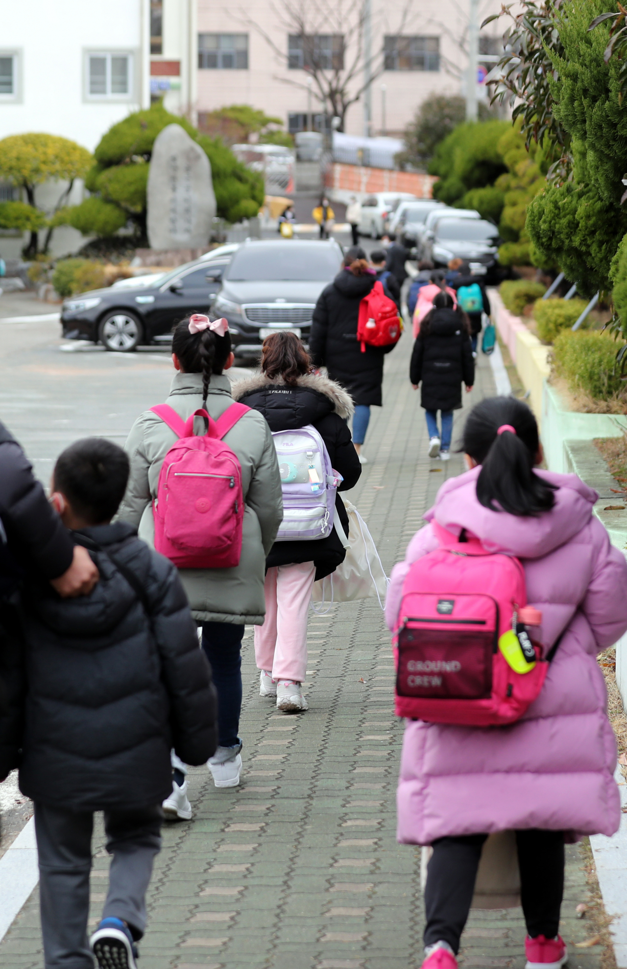 신학기 첫 등교가 시작된 지난달 2일 오전 부산 동래구 내성초등학교에서 학생들이 등교하고 있다. [연합]