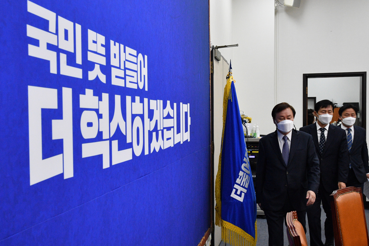 도종환 더불어민주당 비상대책위원장(왼쪽부터), 이학영, 김영진 비대위원 등이 9일 서울 여의도 국회에서 열린 첫 비상대책위원회의에 입장하고 있다. [헤럴드경제=이상섭 기자]