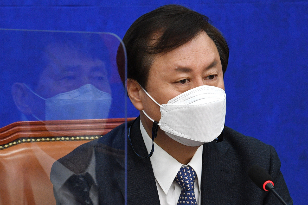 도종환 더불어민주당 비상대책위원장이 9일 서울 여의도 국회에서 열린 첫 비상대책위원회의에서 발언하고 있다. 이상섭 기자