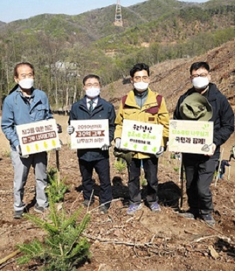 경기 용인시 처인구 석포숲에서 지난 8일 열린 ‘탄소중립숲 1호 조성 협약식’. 허상만 생명의숲 이사장(왼쪽부터), 최병암 산림청장, 진재승 유한킴벌리 대표, 최수천 북부지방산림청장이 전나무를 심은 뒤 의지를 다지고 있다. [유한킴벌리 제공]
