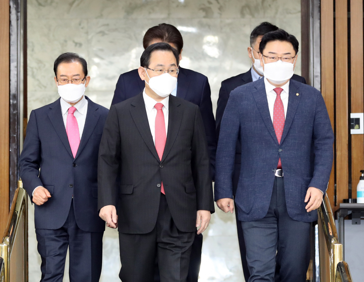 국민의힘 주호영 원내대표(가운데), 이종배 정책위의장 등이 9일 서울 여의도 국회에서 열린 원내대책회의에 입장하고 있다. [연합]