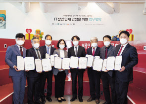8일 서울 송파구 우아한형제들 본사에서 김범준 우아한형제들 대표(왼쪽 다섯번째)와 국내 7개 고등학교 학교장이 ‘IT 산업 인재 양성을 위한 업무협약’을 체결하고 기념 촬영을 하고 있다. [우아한형제들 제공]
