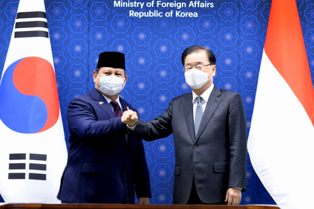 정부가 한국형전투기(KF-X) 시제기 출고식 참석을 위해 방한한 프라보워 수비안토(왼쪽) 인도네시아 국방부 장관에게 극진한 예우를 하고 있다. 프라보워 장관은 전날 문재인 대통령을 예방하고 서욱 국방부 장관과 회담을 가진 데 이어 9일에는 예정에 없던 정의용 외교부 장관과 면담 일정을 소화했다.[외교부 제공]