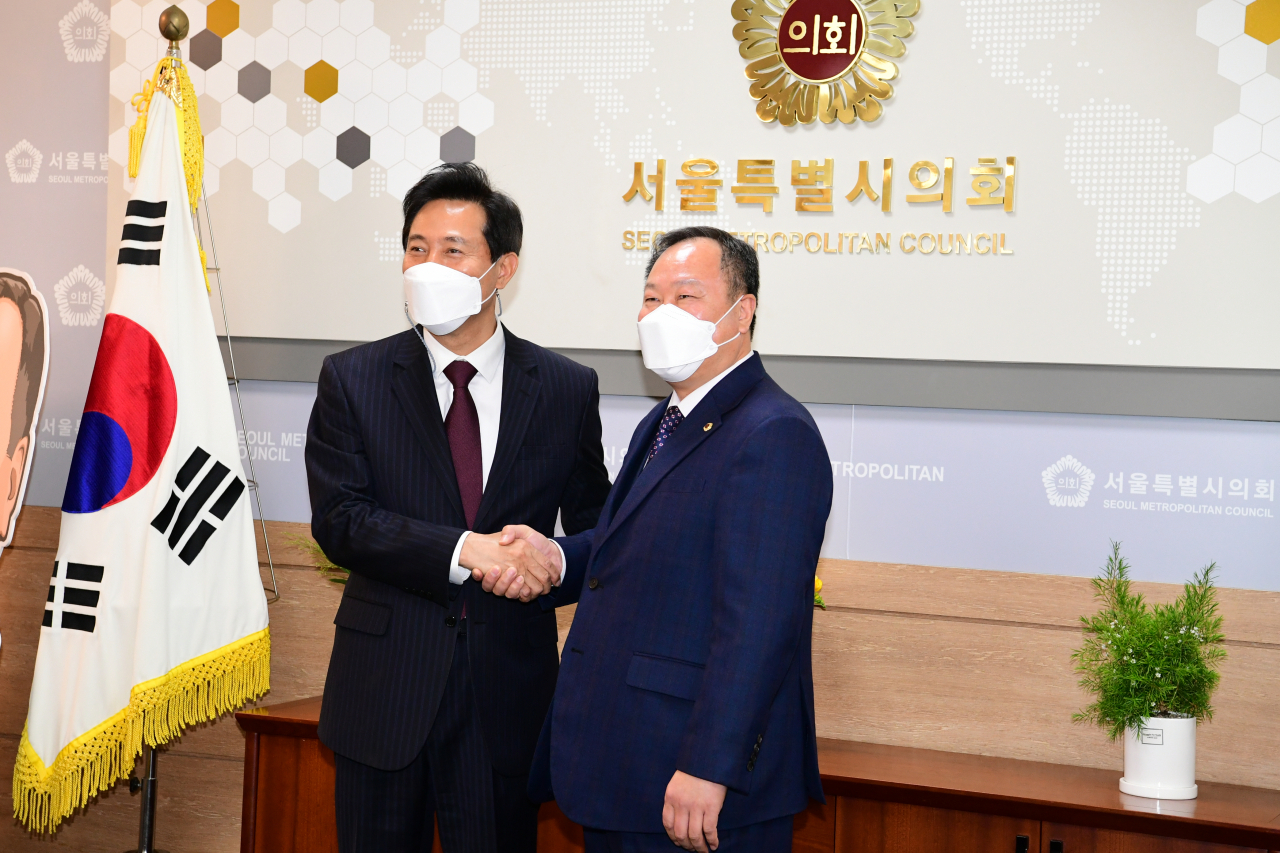 10년 만에 서울시장직에 복귀한 오세훈 시장이 지난 8일 서울시의회를 방문, 김인호 서울시의회 의장과 만나 악수하고 있다. [서울시의회 제공]