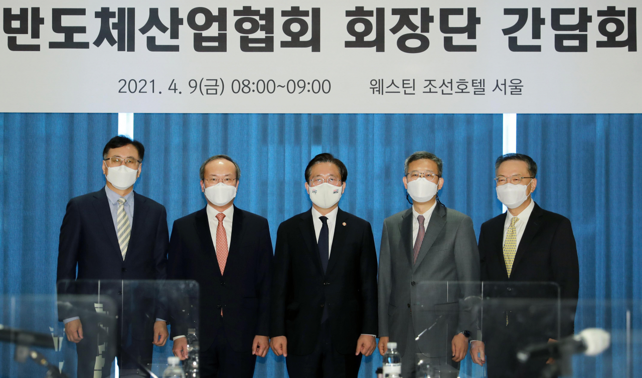 성윤모 산업통상자원부 장관(가운데)이 9일 오전 서울 웨스틴조선호텔에서 열린 반도체산업협회 회장단 간담회에 앞서 참석자들과 기념 촬영을 하고 있다. 왼쪽부터 최창식 DB하이텍 부회장, 이석희 SK하이닉스 사장, 성윤모 장관, 이정배 협회장, 허염 실리콘마이터스 회장. [산업통상자원부 제공]
