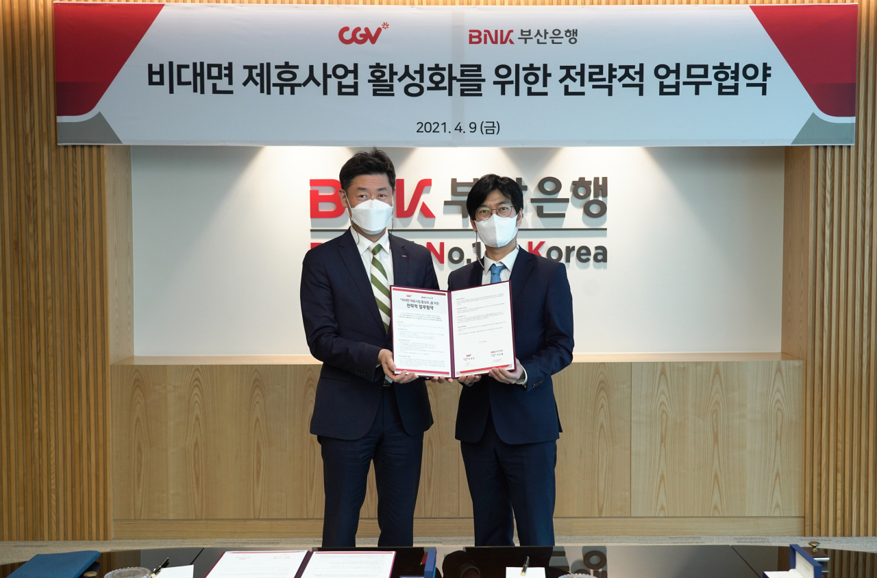 BNK부산은행은 9일 CJ CGV㈜와 ‘비대면 제휴사업’ 활성화를 위한 전략적 업무협약을 체결했다.(사진 왼쪽부터 부산은행 이주형 디지털금융본부장, CJ CGV㈜ 조진호 마케팅 영업담당)