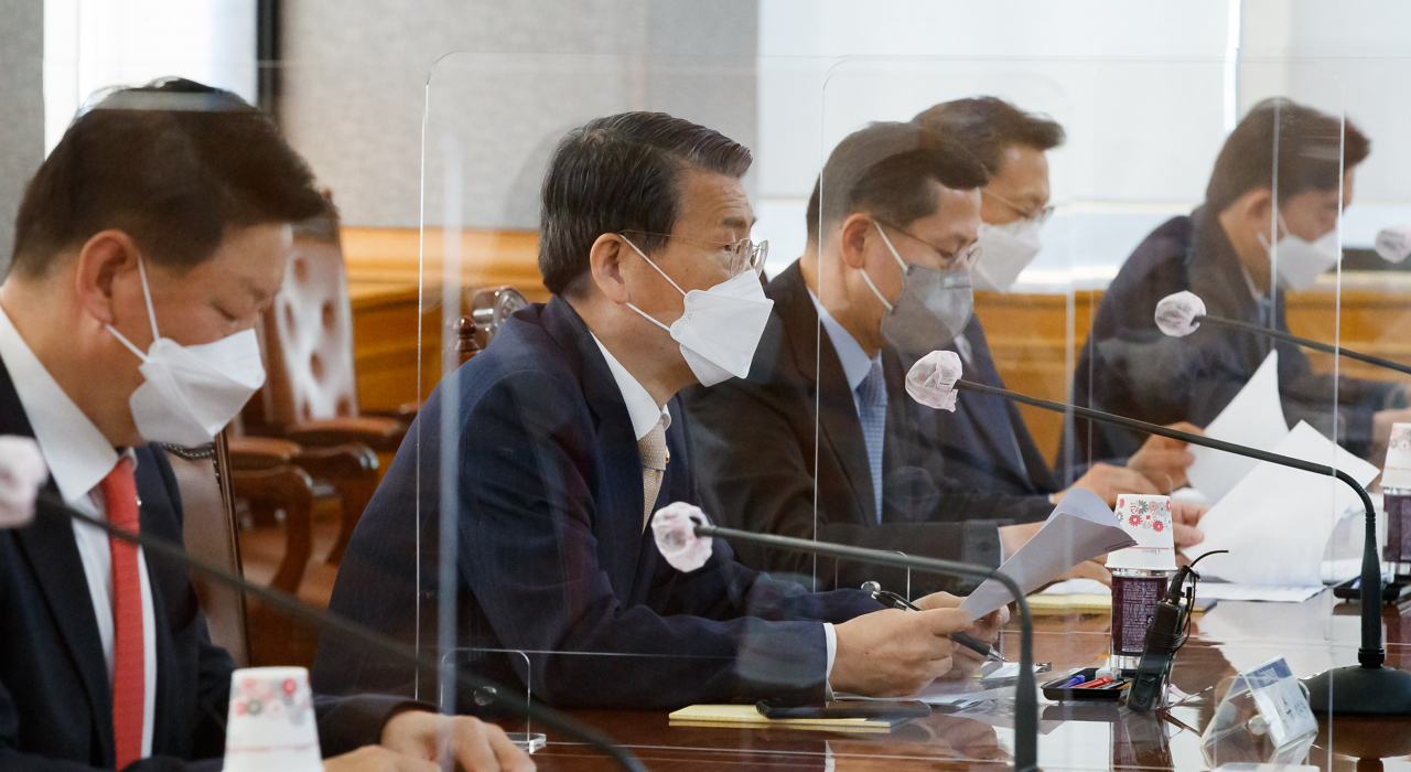 은성수 금융위원장이 9일 서울 중구 은행연합회에서 여신전문금융회사·저축은행 최고경영자(CEO)들과 간담회를 진행하고 있다. [금융위 제공]