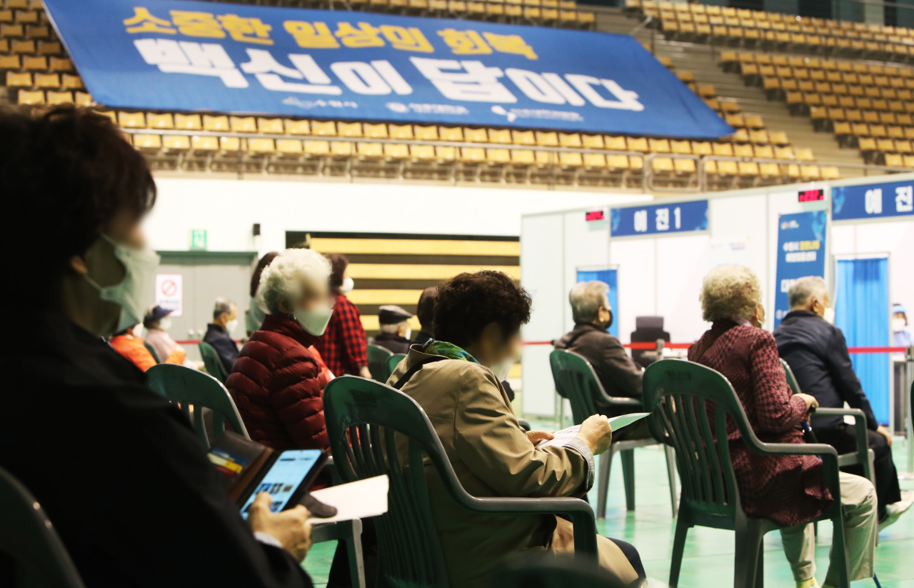 COVID-19 vaccination is underway at a vaccination center installed inside a gymnasium in Suwon, Gyeonggi Province, on Wednesday. (Yonhap)