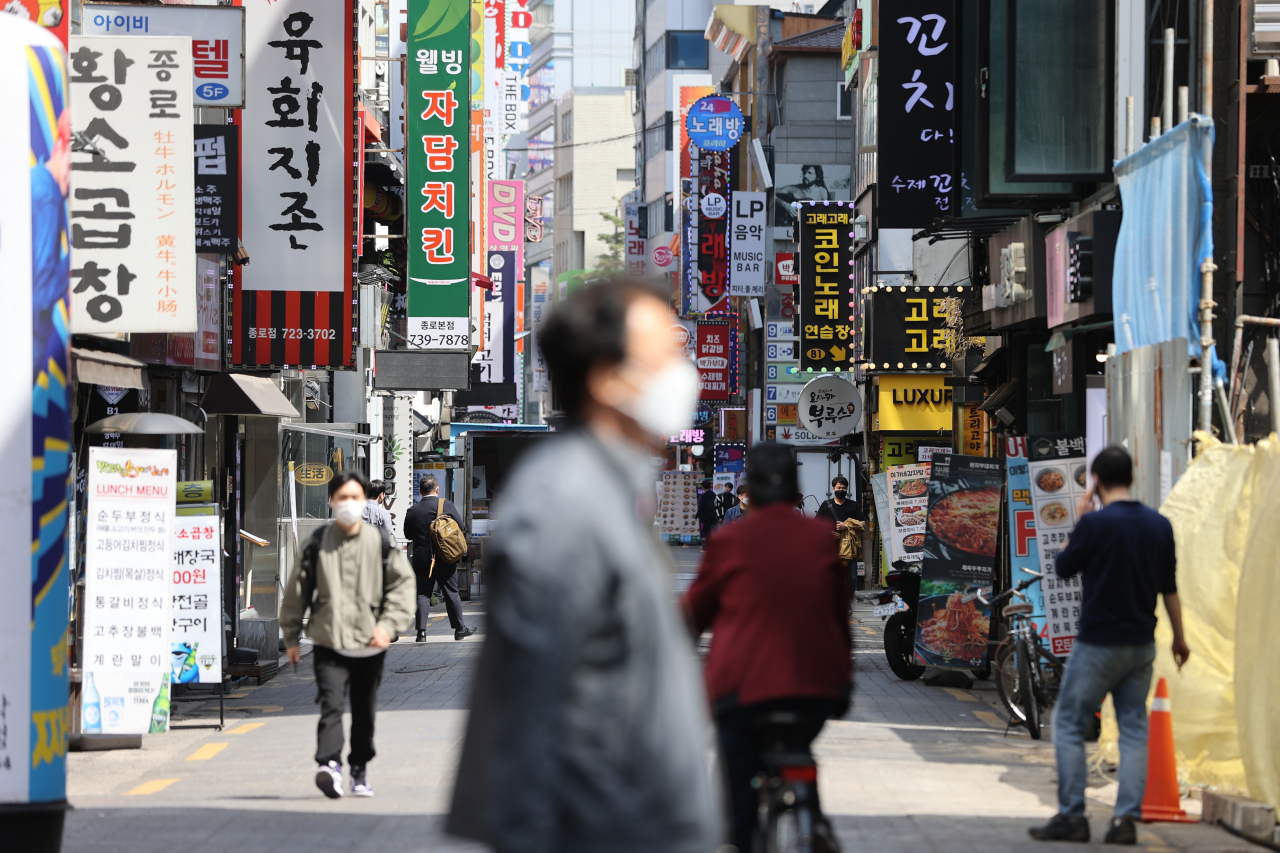정부가 코로나19 확진자가 급증한 수도권과 부산 등 일부 지역의 유흥시설에 대해서는 오는 12일부터 운영을 금지하기로 발표한 9일 오후 서울 중구 종각젊음의거리 모습. 중대본은 이달 11일 종료 예정이던 수도권 2단계, 비수도권 1.5단계 거리두기를 3주간 더 유지하기로 했다. 거리두기 2단계가 적용 중인 지역의 유흥주점, 단란주점, 감성주점, 콜라텍, 헌팅포차, 홀덤펍 등 유흥시설에 대해서는 영업금지를 뜻하는 집합금지 조치를 취하기로 했다. [연합]