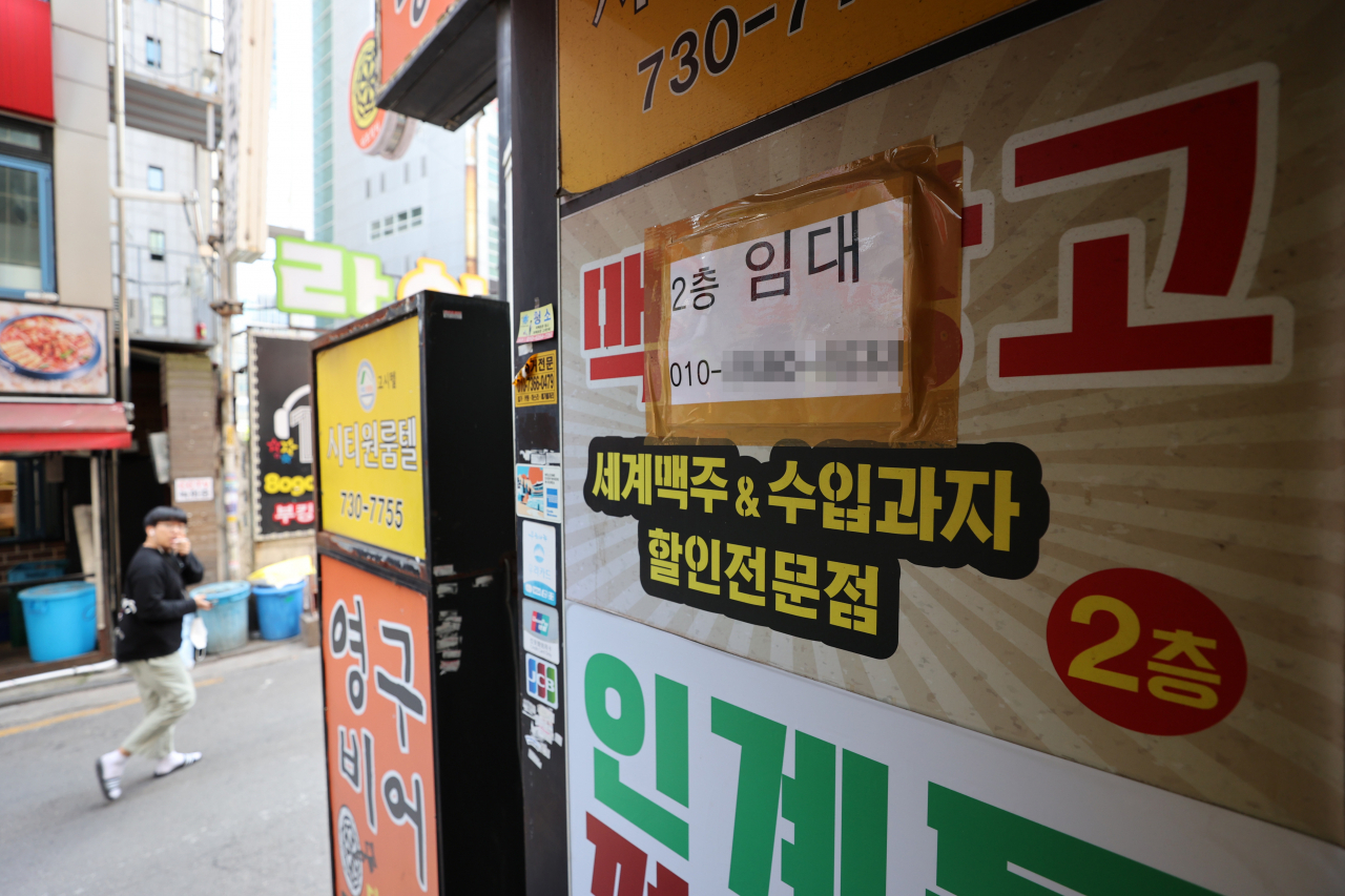 정부가 코로나19 확진자가 급증한 수도권과 부산 등 일부 지역의 유흥시설에 대해서는 오는 12일부터 운영을 금지하기로 발표한 9일 오후, 서울 중구의 폐업 주점에 임대 문의 안내문이 붙어 있다. [연합]