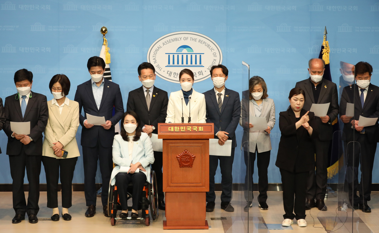 더불어민주당 초선의원들이 9일 서울 여의도 국회 소통관에서 4·7 재보궐 선거 참패와 관련해 초선 의원들의 입장을 밝히고 있다. [사진=이상섭 기자/babtong@heraldcorp.com]