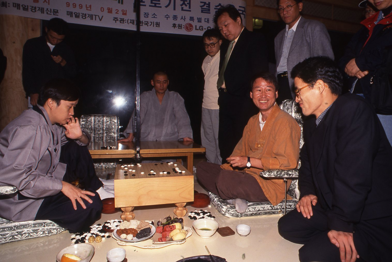 99년 당시 유창혁(왼쪽)-서봉수의 LG정유배 결승3국 모습.[한국기원]