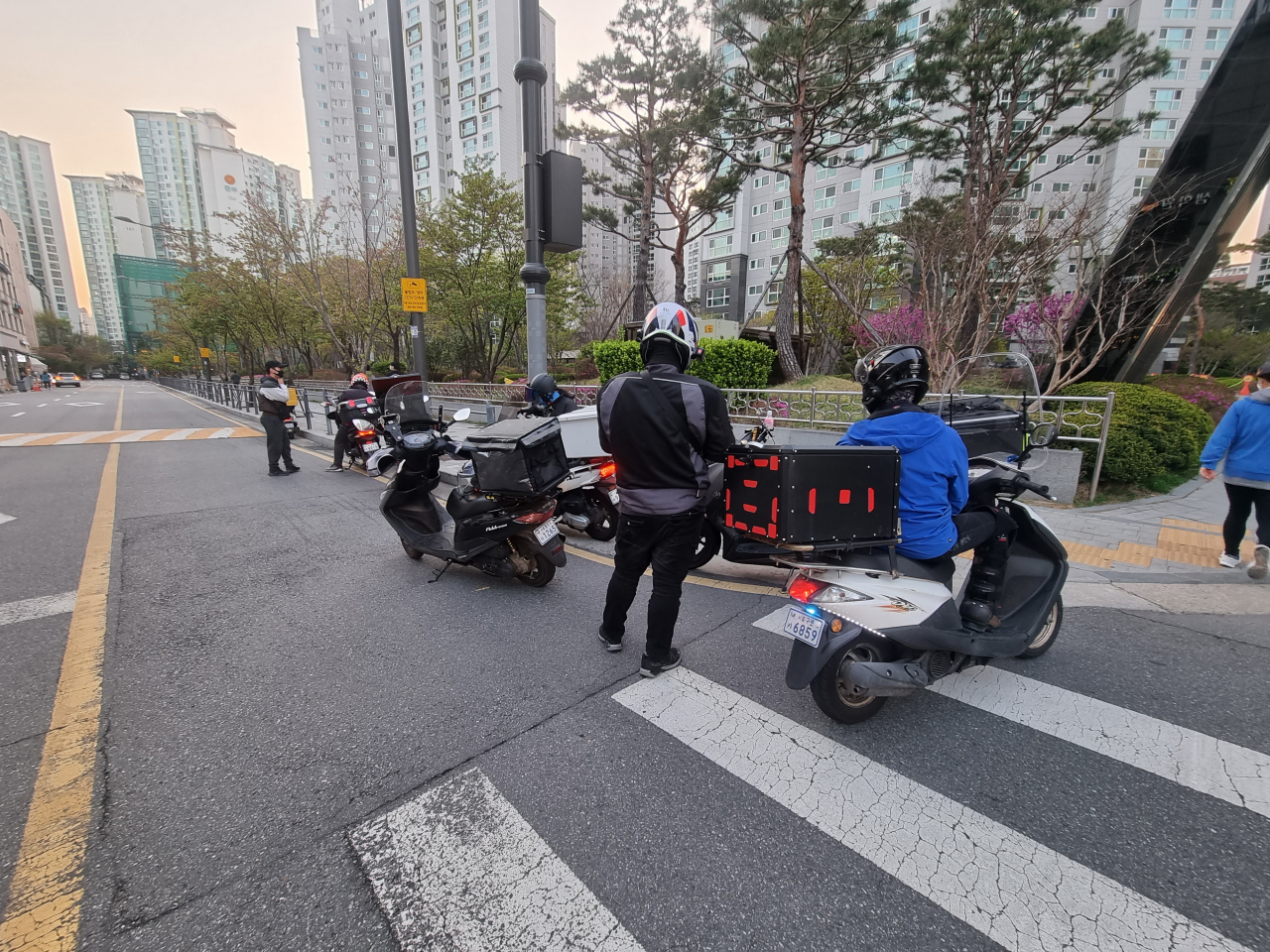 배달 플랫폼 쿠팡이츠 배달 기사들이 사용하는 쿠팡이츠 배달 파트너 앱의 서버가 9일 먹통됐다. 한 아파트 주차장에서 쿠팡이츠 배달 기사들이 앱 오류로 배달 서비스를 하지 못하고 있는 모습 [독자 제공]